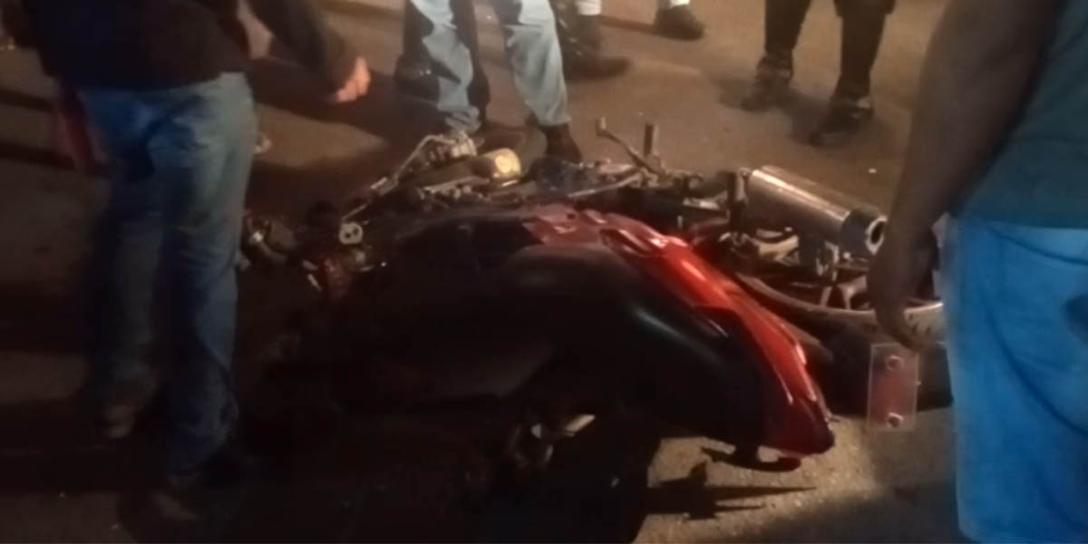 Motor seorang remaja yang mengalami kecelakaan di di depan Toko Hidayah Eks Pasar Lama, Jalan Yos Sudarso, Jumat (5/2/2020) malam. Foto: Salmawati Bakri/Papua60detik